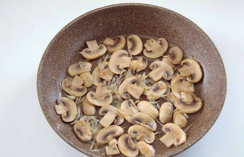 1. Этап. Яичница с грибами: 4. Обжарьте лук с грибами до готовности, шампиньоны должны поменять цвет и стать более мягкими.