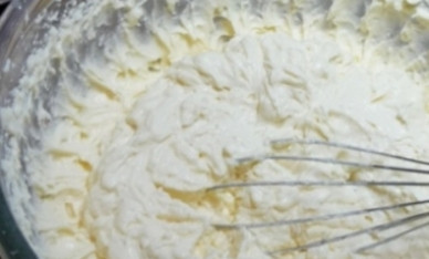 1. Этап. Торт Подарок: Готовим крем для прослойки. Взбиваем сметану с сахаром и творожной массой. Если творожная масса не очень сладкая, добавьте сахара в крем по своему вкусу.