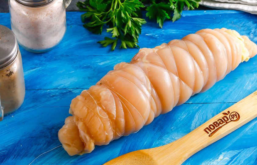 1. Этап. Куриный рулет с блинами: Плотно сверните рулетом и обмотайте нитками или кулинарным шпагатом.