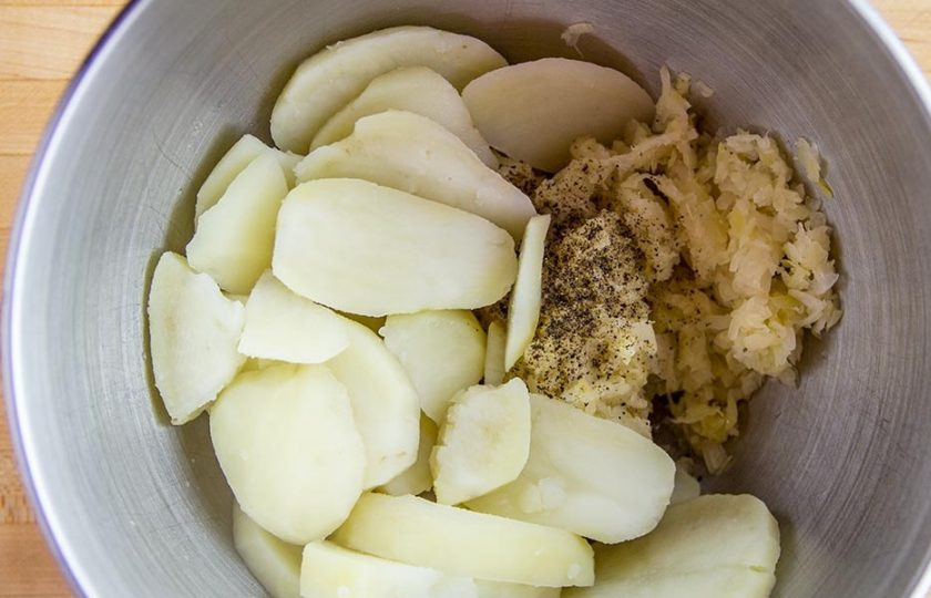 1. Этап. Вареники с картошкой и квашеной капустой: 2. Слейте воду с отварного картофеля, добавьте к нему промытую и измельченную квашеную капусту, оливковое масло (1 столовую ложку), соль и черный молотый перец по вкусу.