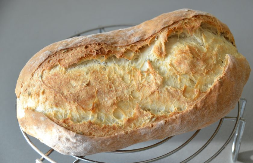 1. Этап. Хлеб на кефире на дрожжах: Готовый хлеб остудите на решетке до комнатной температуры.