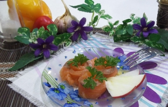 1. Этап. Красная рыба соленая: Оставьте рыбу на 4-6 часов в холодильнике. Потом промойте её под проточной водой. Перед подачей лучше оставьте закуску в морозилке на 30 минут. Подавайте в нарезанном виде. Приятного аппетита!