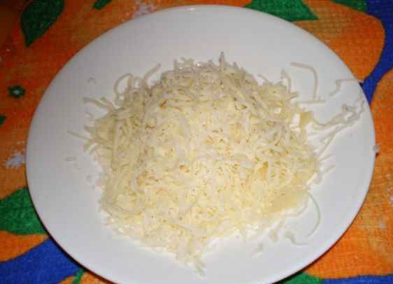 1. Этап. Жареный морской коктейль: Сыр натереть на терке.