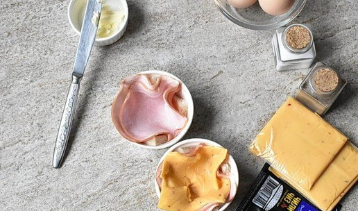 1. Этап. Быстрые чашки с яйцом и сыром: 3. Выложите маслом вверх, прижимая ко дну, в порционные керамические формочки. Сверху выложите ломтики ветчины. Если у вас магазинная нарезка, смело кладите по два ломтика. Если режете сами, то…Возможно, следует взять формочку поглубже. На ветчину уложите ломтики сыра Чили-чиз от Хохланд. В нашей семье это несомненный фаворит!