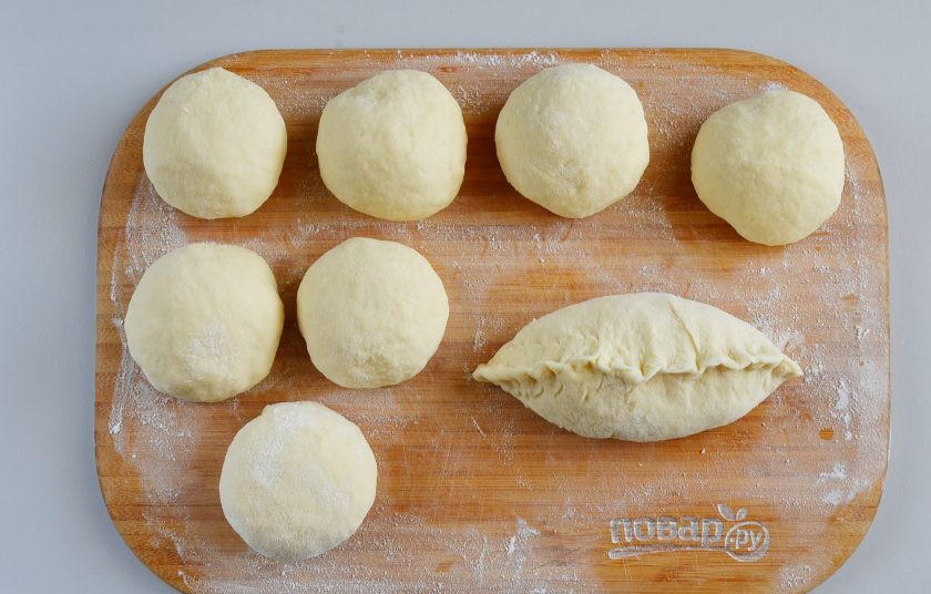 1. Этап. Вкусные пирожки на кефире: Защипните край хорошо. Ладошкой придавите, чтобы выровнять пирожок.