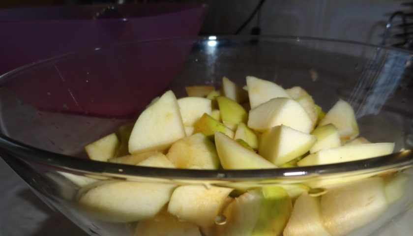 1. Этап. Шарлотка с яблоками и кефиром: 3. Яблоки помойте, почистите и нарежьте.