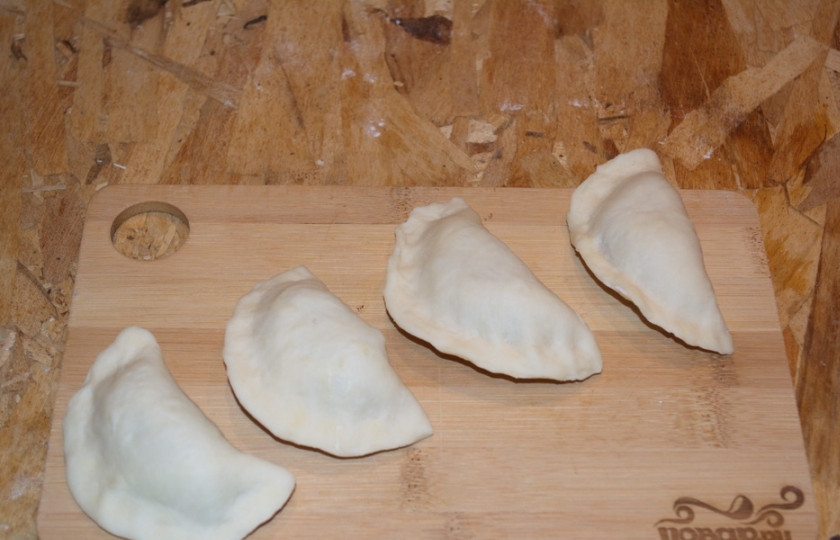 1. Этап. Шуруборки: Защипните края вареника, придав ему форму. Так формируем все вареники-пельмени.