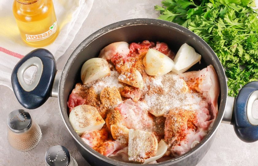 1. Этап. Варено-копченое сало в домашних условиях: Добавьте остальные приправы, специи. Влейте воду, чтобы она покрыла сало, жидкий дым и поместите емкость на плиту. Добавьте лавровые листья.