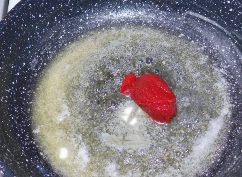 1. Этап. Томатный рис с сыром: Добавьте томатную пасту.