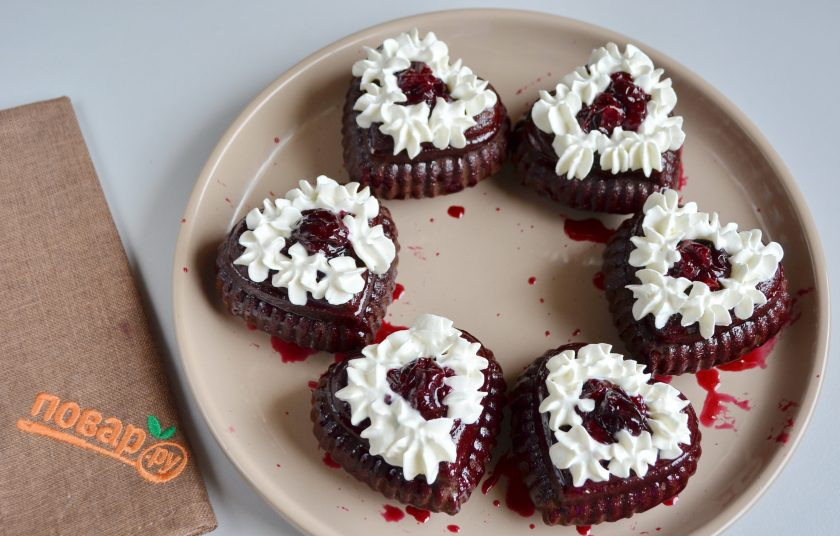 1. Этап. Пирожное Черный лес: 9. Украсьте пирожные сливками. Подавайте к столу!