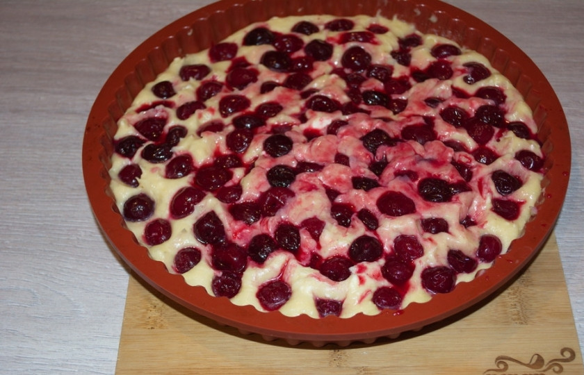 1. Этап. Вишневый пирог из замороженной вишни: Замороженную вишню нужно предварительно разморозить, удалите косточки. Выложите вишенки на пирог, слегка утопив каждую в тесте.