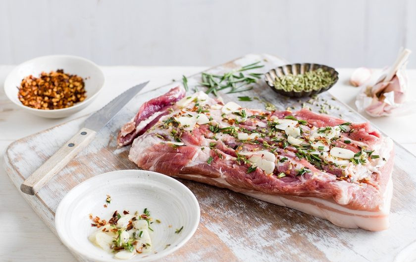 1. Этап. Итальянская поркетта: 3. Смешайте чили, фенхель, чеснок, розмарин, оливковое масло и соль. Этой смесью обильно натрите свинину.