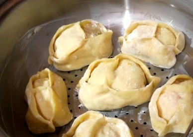 1. Этап. Манты из тыквы: Ярусы пароварки или мантышницы смазываем растительным маслом и выкладываем манты на расстоянии друг от друга.