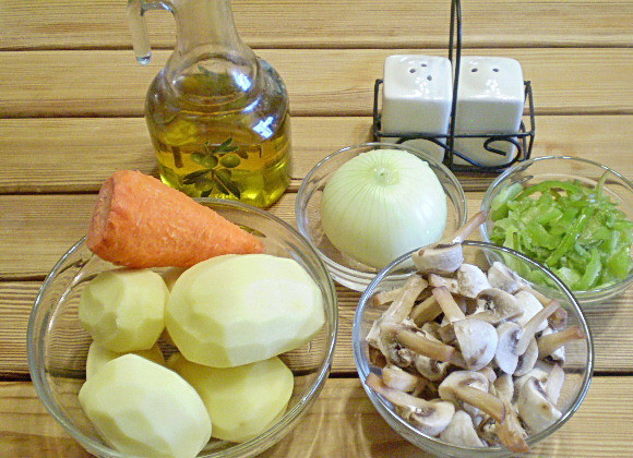 1. Этап. Рагу с грибами: 1. Приготовим продукты. Все овощи вымыть и очистить.