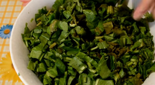1. Этап. Щавель на зиму в микроволновке: 3. Достаем миску, перемешиваем щавель. После этого снова отправляем на 4 минуты в микроволновку.