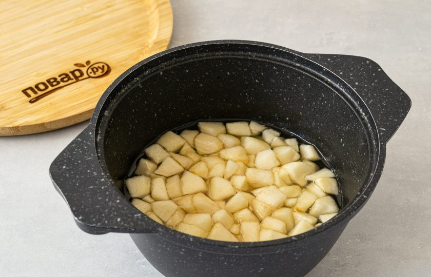 1. Этап. Варенье из груши с маком и ванилью: Переложите груши с сахаром в кастрюлю с толстым дном. Добавьте ванильный экстракт и доведите до кипения на среднем огне. Убавьте огонь до минимального и варите 15-20 минут. Пенку снимайте ложкой.