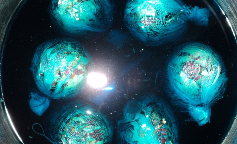 1. Этап. Мраморные яйца на Пасху: 3. В воду добавим соль и бутылек зеленки, выкладываем наши мешочки. Воды должно быть так, чтобы она чуть покрывала яйца. Доводим о кипения, а после кипения варим еще 7-8 минут.