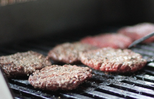 1. Этап. Бургер без булочки: 2. Посолите, поперчите по вкусу. Жарьте с двух сторон до румяной корочки.