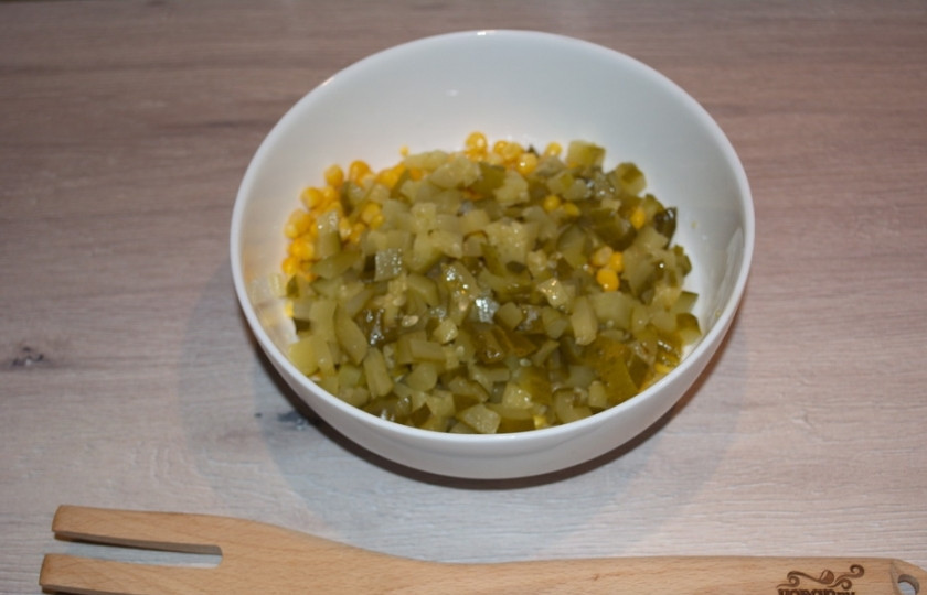 1. Этап. Легкий салат с крабовыми палочками: Маринованный огурчик нарезать мелким кубиком. Рекомендую использовать мелкую нарезку продуктов, что дает салату аккуратность и приятную консистенцию.