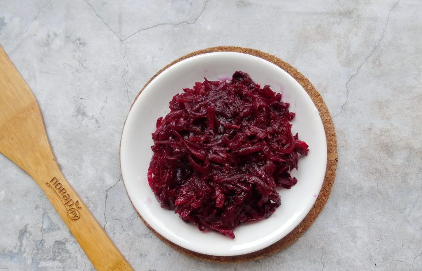 1. Этап. Слоеный салат Граф с курицей, свеклой и черносливом: Свеклу отварите, охладите и очистите, натрите на терке.