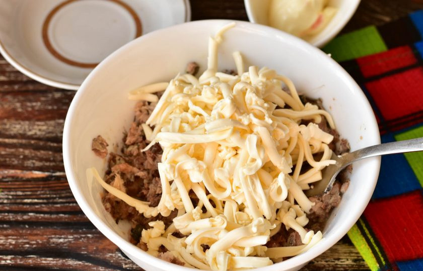 1. Этап. Рыбная намазка на бутерброды: Натрите к рыбе плавленый сырок.