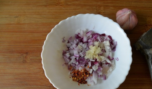 1. Этап. Кебабы из индейки с быстромаринованными помидорами: Выдавливаем чеснок, добавляем соль, сахар, жгучий перец, уксус.