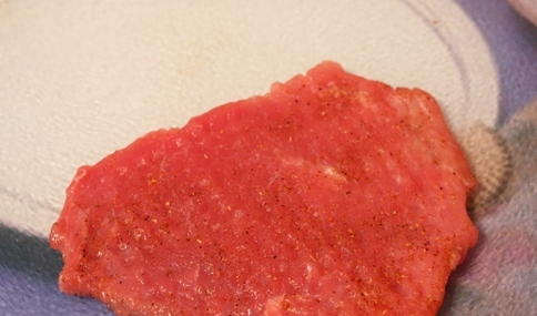 1. Этап. Запеченное мясо с сыром: Мясо режем порционными кусочками, слегка отбиваем и натираем специями и солью.