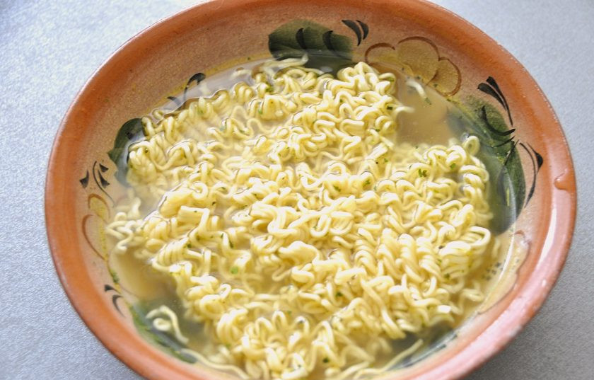 1. Этап. Рамен-бургер: Заварите лапшу согласно указаниям на упаковке.