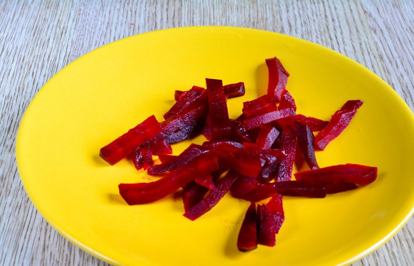 1. Этап. Салат из свеклы и редиса: Заранее сваренную свеклу нарежьте полосками.