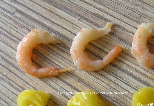 1. Этап. Вкусные ложки со свеклой и авокадо: Для украшения и дополнения соленой закуски отварите креветки. Для сладкой - тонко нарежьте манго и заверните рулетом-розочкой.