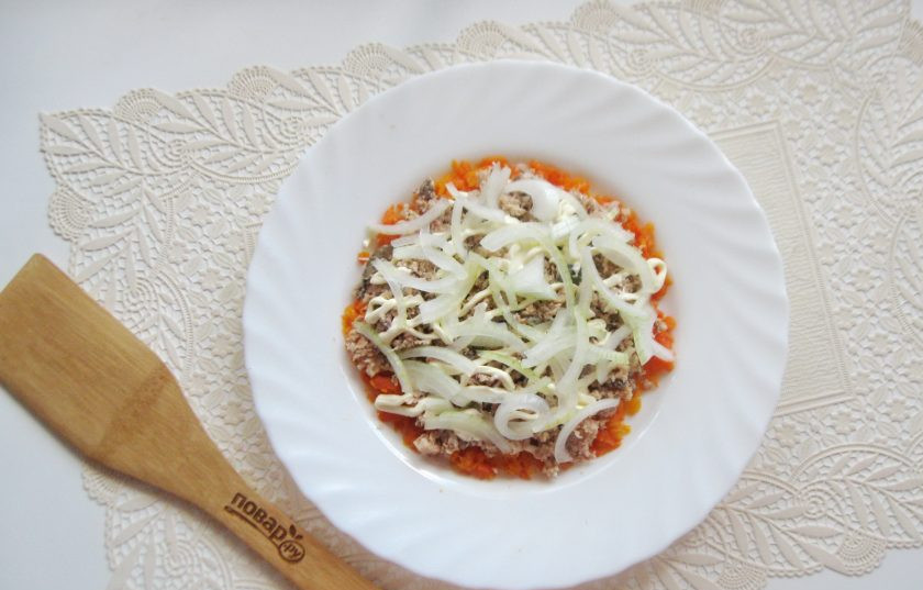1. Этап. Салат с консервированной горбушей и грибами: На горбушу выложите слой лука.