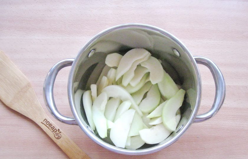 1. Этап. Грушевый кисель: Выложите нарезанные груши в кастрюлю.