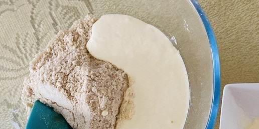 1. Этап. Сконы из цельнозерновой муки со сливой: Добавить к мучной смеси