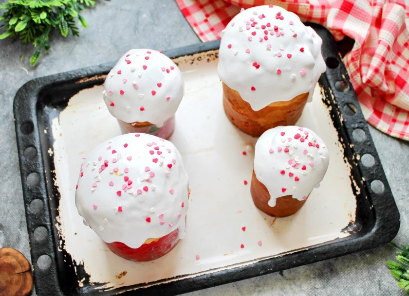 1. Этап. Очень мягкий пасхальный кулич: Готовые куличи извлеките из духовки и сразу нанесите готовую глазурь. Украсьте верх по своему усмотрению и оставьте до полного остывания.