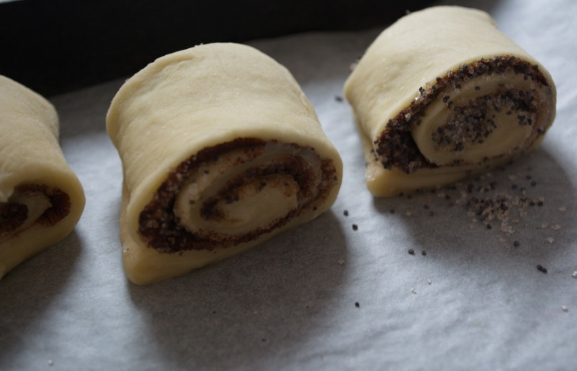 1. Этап. Сладкие дрожжевые булочки: Рулет нарезать на кусочки. Выложить на противень (используйте бумагу для выпечки). Разогрейте духовку до 200 градусов. Перед выпечкой смазать булочки взбитым яйцом. Выпекайте в духовке до румяности (около 15 минут).