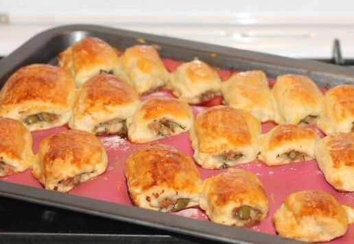 1. Этап. Мини-слойки с тунцом и оливками: 15. Отправьте противень в духовку, предварительно разогретую до 190 градусов, и выпекайте слойки, минут 30. Затем смажьте взбитым желтком и на 5 минут в духовку до румяной корочки. Приятного аппетита!