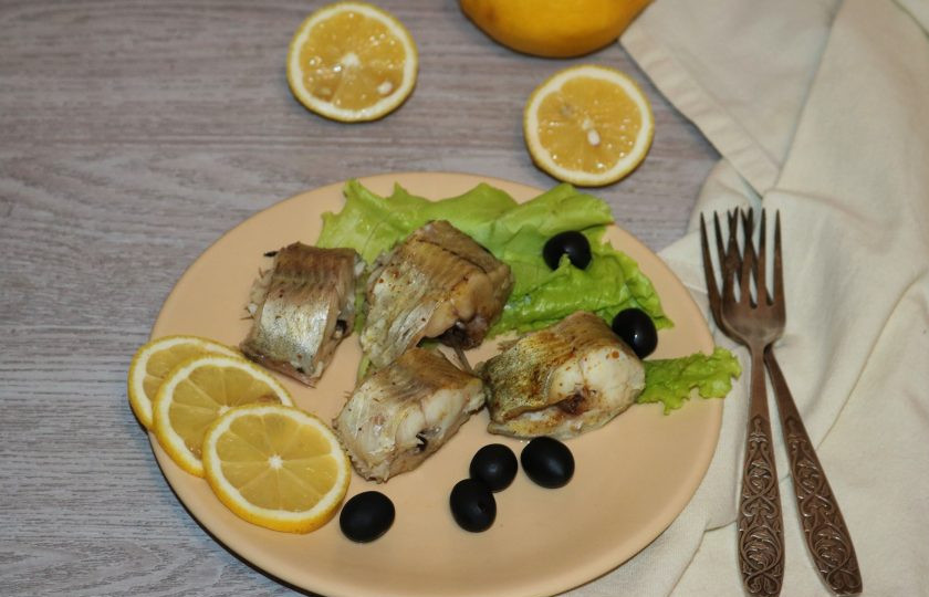 1. Этап. Минтай на пару в мультиварке: Подавайте рыбу с зелёным салатом и рисом. Сбрызните соком лимона.