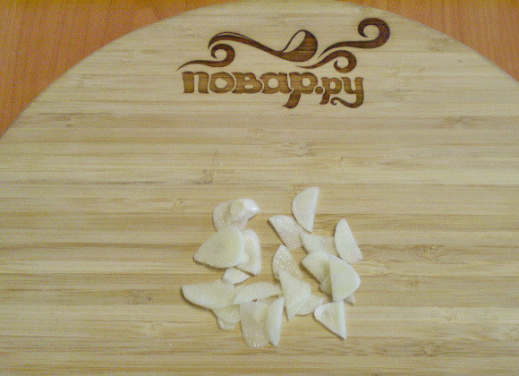 1. Этап. Печень, тушеная в сметане: 4. Режем мелко чеснок.