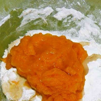 1. Этап. Хлеб с тыквенными семечками: Добавляем тыквенное пюре и замешиваем тесто для хлеба.