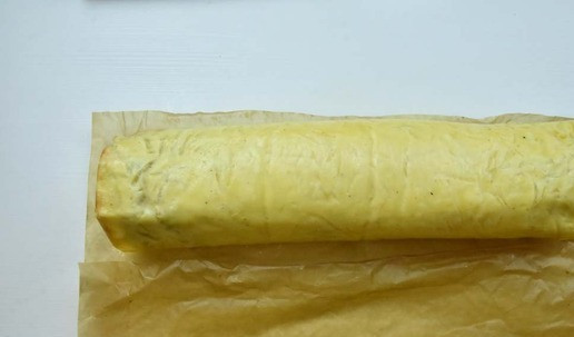 1. Этап. Сырный рулет с индейкой и грибами: Свернуть сырный корж с начинкой в рулет. Удалить пекарскую бумагу.