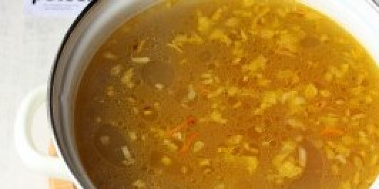 1. Этап. Грибной суп из маслят: Добавьте овощную зажарку, варите еще 5 минут.