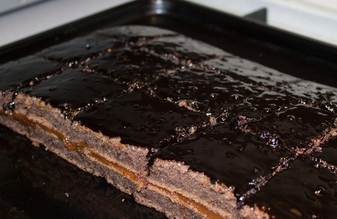 1. Этап. Пирожное Ночка: 8. Нарежьте порционными кусочками, дайте глазури застыть и можно подавать к столу. Приятного чаепития!