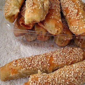 Сырные трубочки с кунжутом