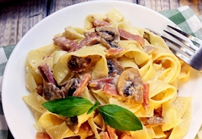1. Этап. Паста с ветчиной и грибами: Украсьте пасту листиками базилика — и приятного аппетита!