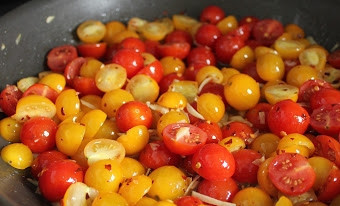 1. Этап. Постный салат с красной фасолью: 2. Теперь добавим помидоры, помытые и нарезанные половинками. И очень быстро обжарим, не до готовности, а так, чтобы они не успели выпустить весь свой сок, а просто немного прогрелись. Снимаем теперь сковороду с огня.