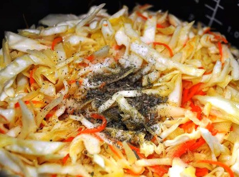 1. Этап. Капустная запеканка с фаршем в мультиварке: Добавьте нашинкованную капусту и обжаривайте еще минут 10-15, затем добавьте специи и перемешайте.