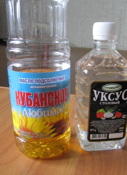 1. Этап. Огурчики Пальчики на зиму: Влейте в кастрюлю масло растительное, уксус, добавьте соль.