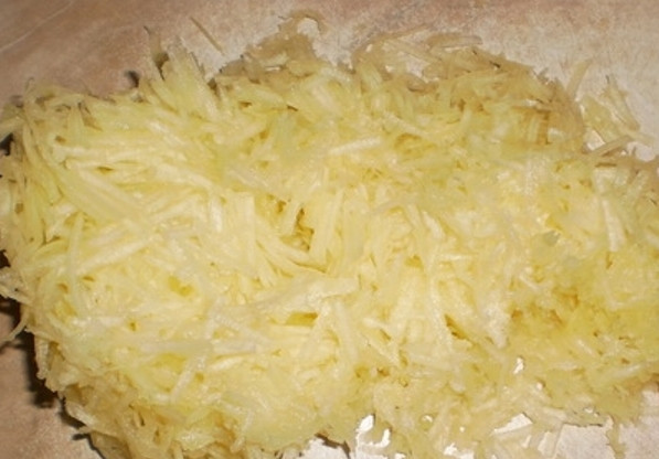 1. Этап. Куриные котлеты Свежесть: Теперь очистите кабачок, натрите его на тёрке. В фарш нужно добавить панировочные сухари, кабачок, хорошо перемешайте. Если есть время, то фарш лучше поставить в холодильник на 20 минут.