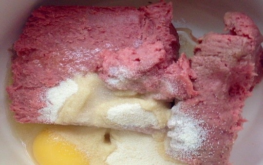 1. Этап. Котлеты из индейки с манкой: В большую миску положите фарш из индейки, яйцо, жареный лук, жареный болгарский перец, манку, 2 ч. л. оливкового масла.