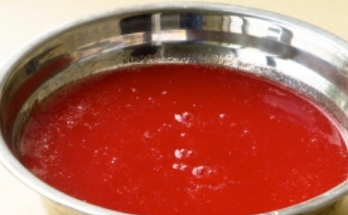 1. Этап. Соус Долмио: Помидоры ошпариваем кипятком, удаляем у них шкурку. Мякоть пропускаем через мясорубку.